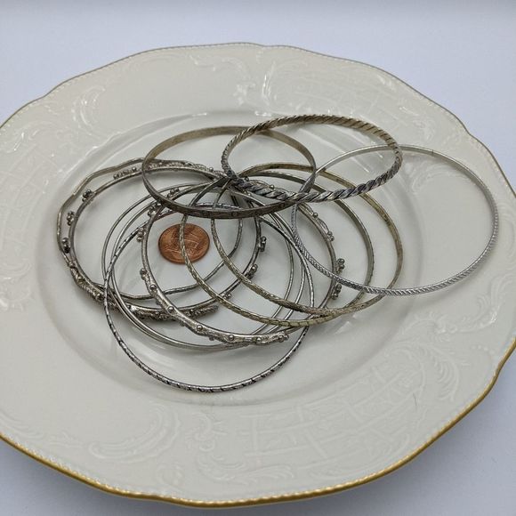 ✨3 for 25 ✨Lot of 11 Silver Tone Textured Bangles - Picture 9 of 10